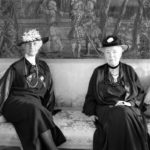 Två kvinnor i soffa- Selma Lagerlöf troligen med friherrinnan Coyet